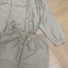 LOUISV*🏠2026早秋新款 老花休闲套装 温柔大气的卡其色系高级耐看 满幅暗纹老花低调精致 自带轻奢质感 连帽短款 LOUISV*🏠2026早秋新款 老花休闲套装 温柔大气的卡其色系高级耐看 满幅暗纹老花低调精致 自带轻奢质感 连帽短款