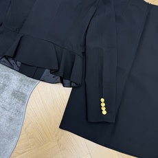 Dio*🏠2026早秋新款 精致小西装半裙两件套 优雅干练的名媛风套装 经典西装翻领利落大气 修饰脖颈线条 前襟竖排金色 Dio*🏠2026早秋新款 精致小西装半裙两件套 优雅干练的名媛风套装 经典西装翻领利落大气 修饰脖颈线条 前襟竖排金色
