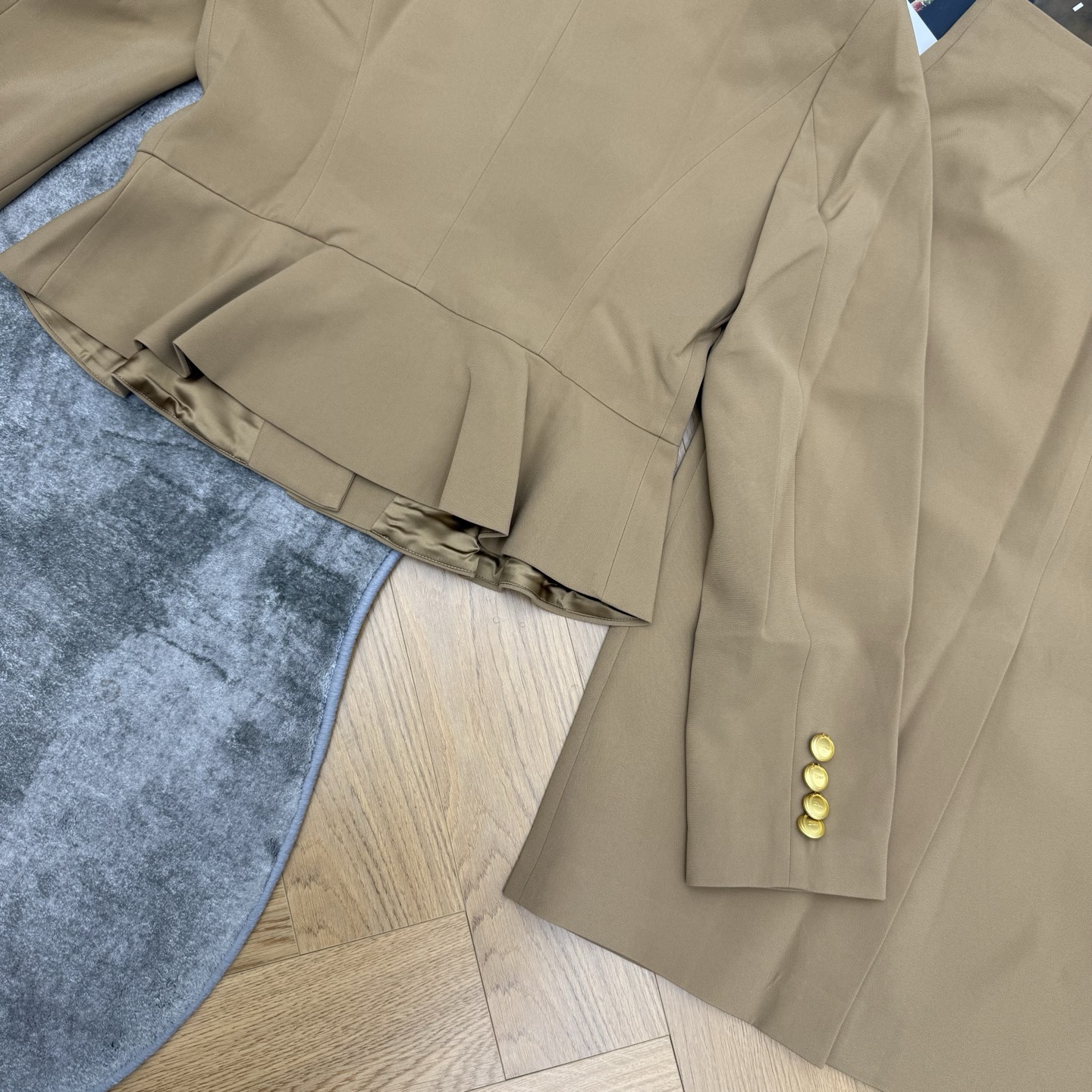 Dio*🏠2026早秋新款 精致小西装半裙两件套 优雅干练的名媛风套装 经典西装翻领利落大气 修饰脖颈线条 前襟竖排金色