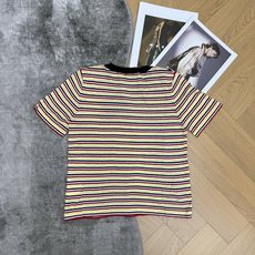 PD家 26夏季新款 彩色条纹针织短袖,复古撞色条纹太吸睛,黑边圆领设计,胸口红色刺绣logo辨识度拉满,轻薄针织面料, PD家 26夏季新款 彩色条纹针织短袖,复古撞色条纹太吸睛,黑边圆领设计,胸口红色刺绣logo辨识度拉满,轻薄针织面料,