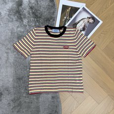 PD家 26夏季新款 彩色条纹针织短袖,复古撞色条纹太吸睛,黑边圆领设计,胸口红色刺绣logo辨识度拉满,轻薄针织面料, PD家 26夏季新款 彩色条纹针织短袖,复古撞色条纹太吸睛,黑边圆领设计,胸口红色刺绣logo辨识度拉满,轻薄针织面料,