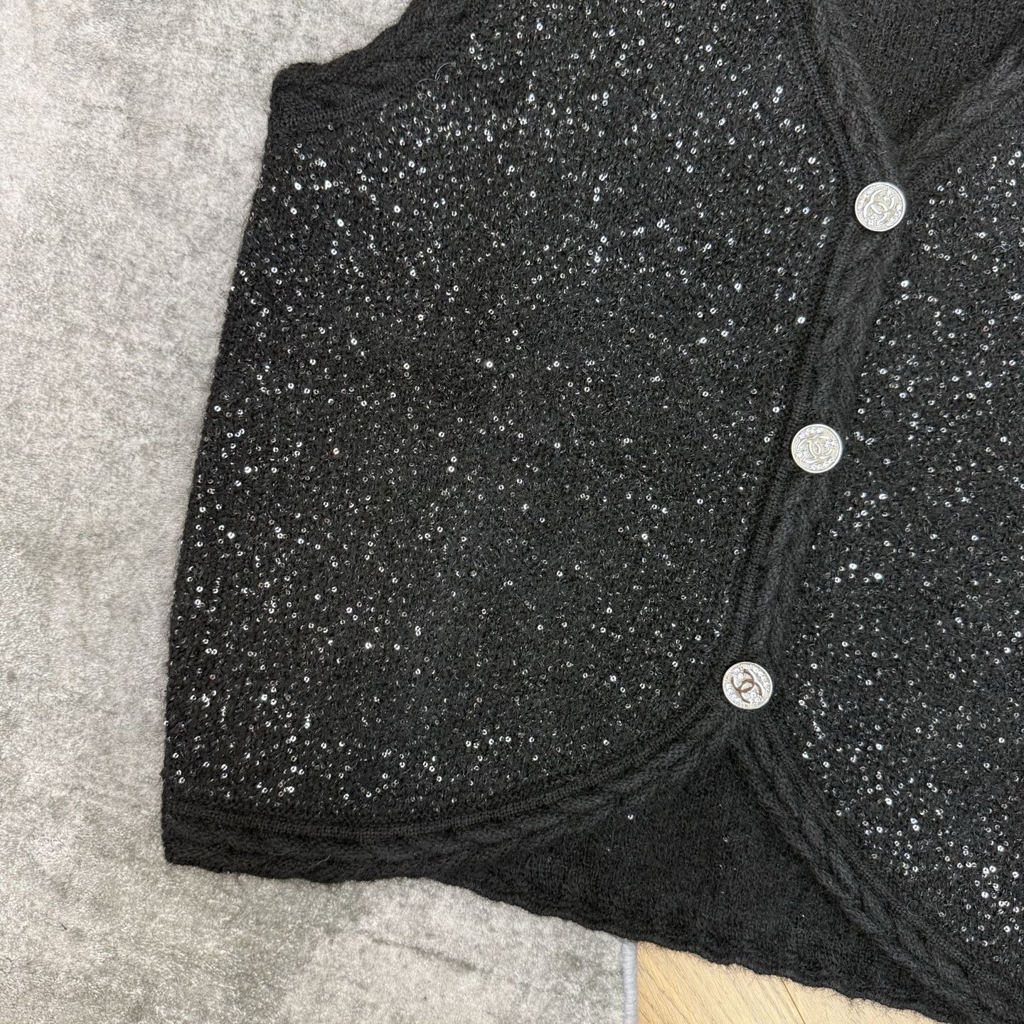 小香家 26早秋新品 闪片针织马甲，自带细闪氛围感✨混纺软糯纱线，布灵布灵细闪肌理，V领麻花编织包边，镶钻双C标识+金属