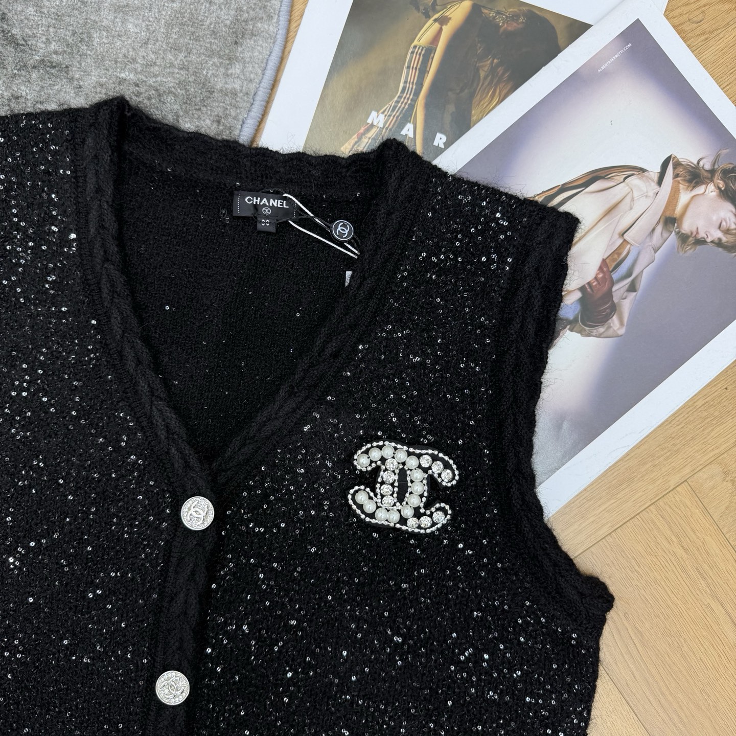 小香家 26早秋新品 闪片针织马甲，自带细闪氛围感✨混纺软糯纱线，布灵布灵细闪肌理，V领麻花编织包边，镶钻双C标识+金属