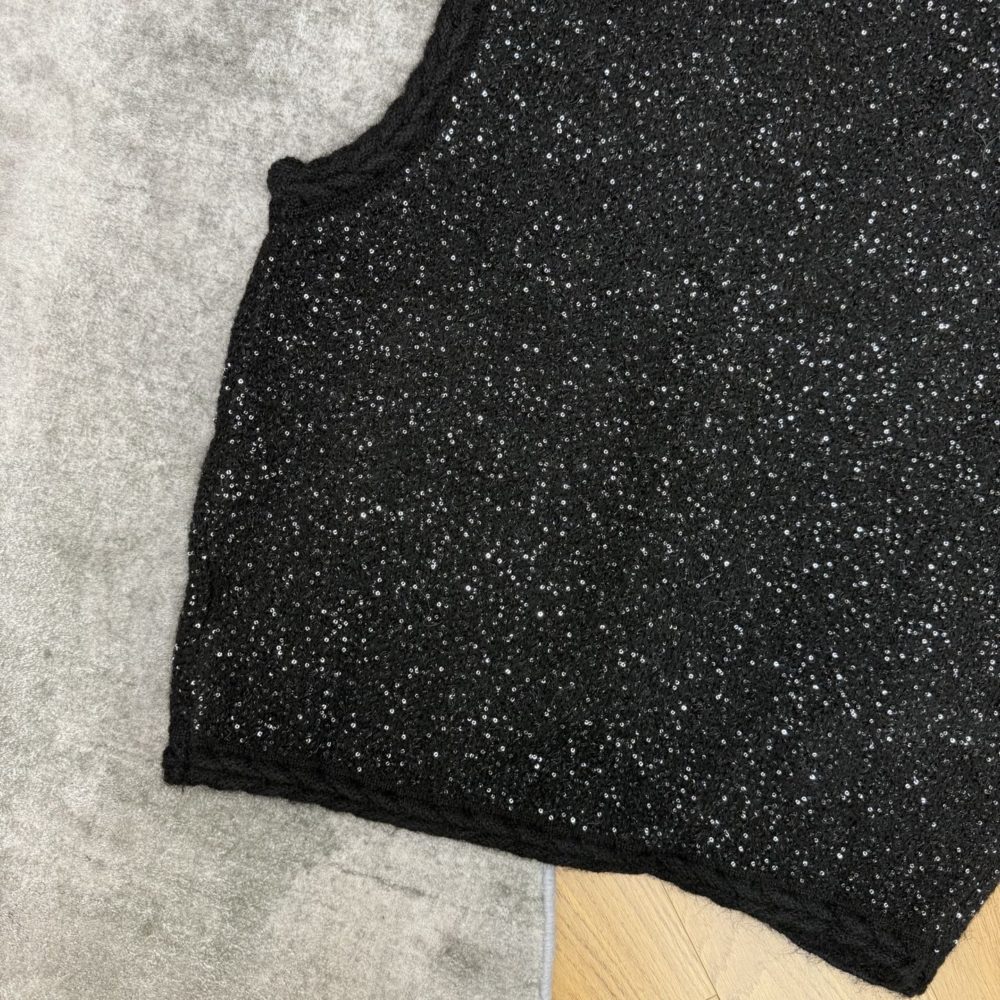 小香家 26早秋新品 闪片针织马甲，自带细闪氛围感✨混纺软糯纱线，布灵布灵细闪肌理，V领麻花编织包边，镶钻双C标识+金属