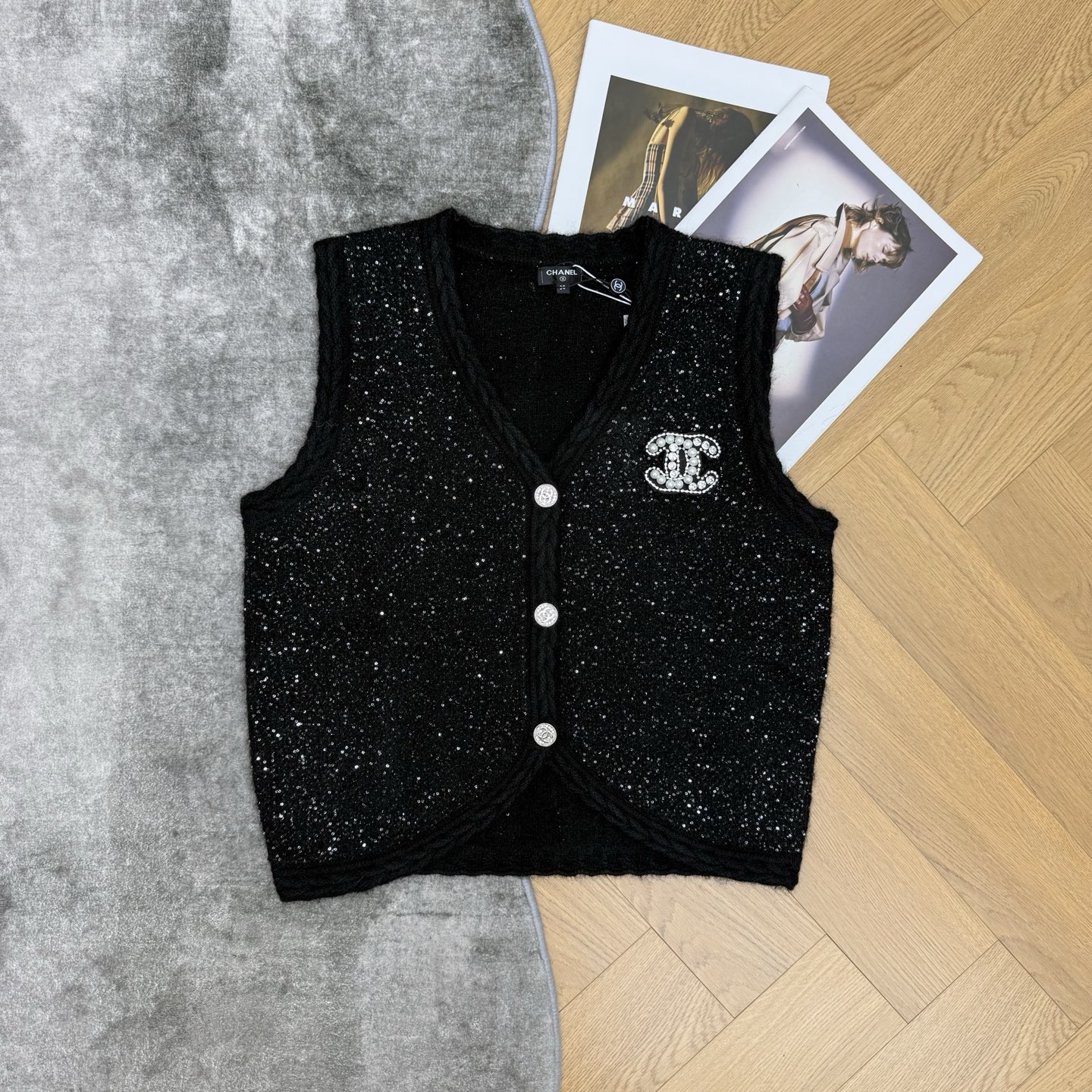 小香家 26早秋新品 闪片针织马甲，自带细闪氛围感✨混纺软糯纱线，布灵布灵细闪肌理，V领麻花编织包边，镶钻双C标识+金属