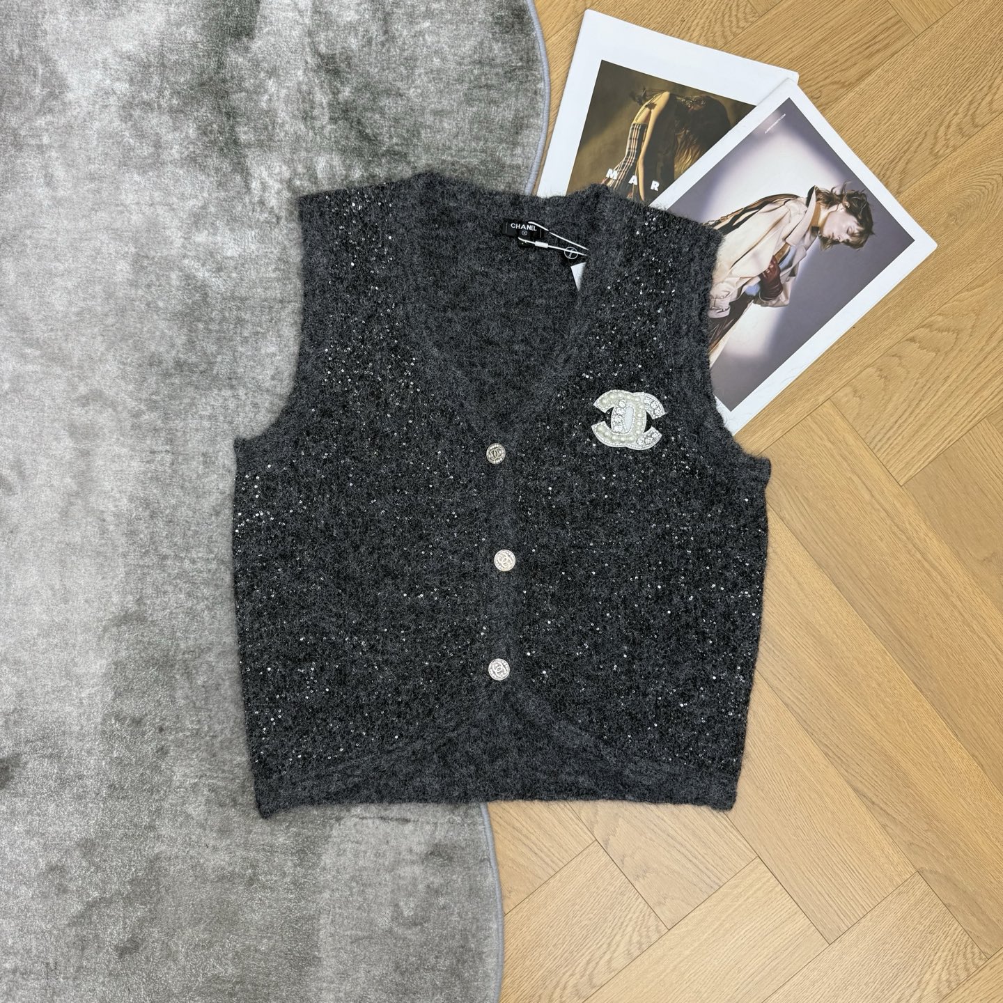 小香家 26早秋新品 闪片针织马甲，自带细闪氛围感✨混纺软糯纱线，布灵布灵细闪肌理，V领麻花编织包边，镶钻双C标识+金属