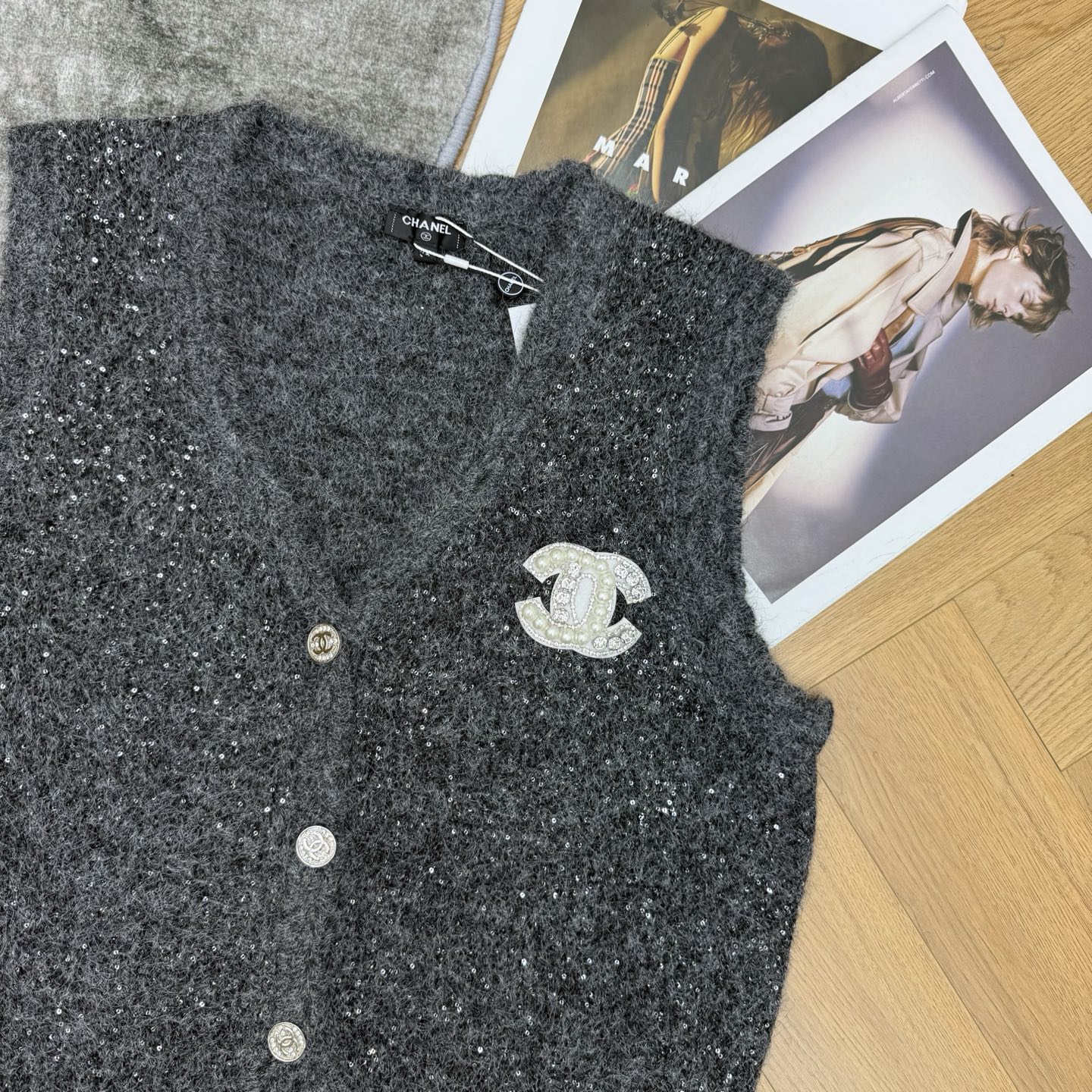 小香家 26早秋新品 闪片针织马甲，自带细闪氛围感✨混纺软糯纱线，布灵布灵细闪肌理，V领麻花编织包边，镶钻双C标识+金属