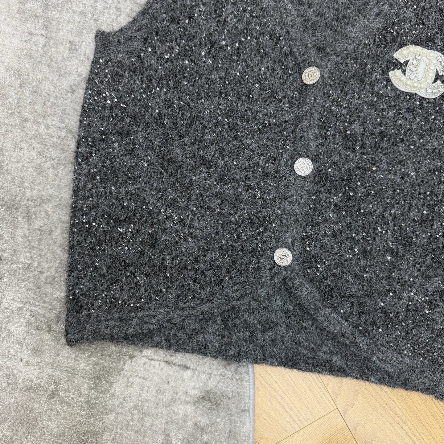 小香家 26早秋新品 闪片针织马甲，自带细闪氛围感✨混纺软糯纱线，布灵布灵细闪肌理，V领麻花编织包边，镶钻双C标识+金属
