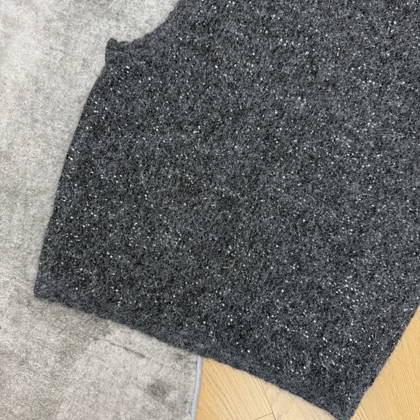 小香家 26早秋新品 闪片针织马甲，自带细闪氛围感✨混纺软糯纱线，布灵布灵细闪肌理，V领麻花编织包边，镶钻双C标识+金属
