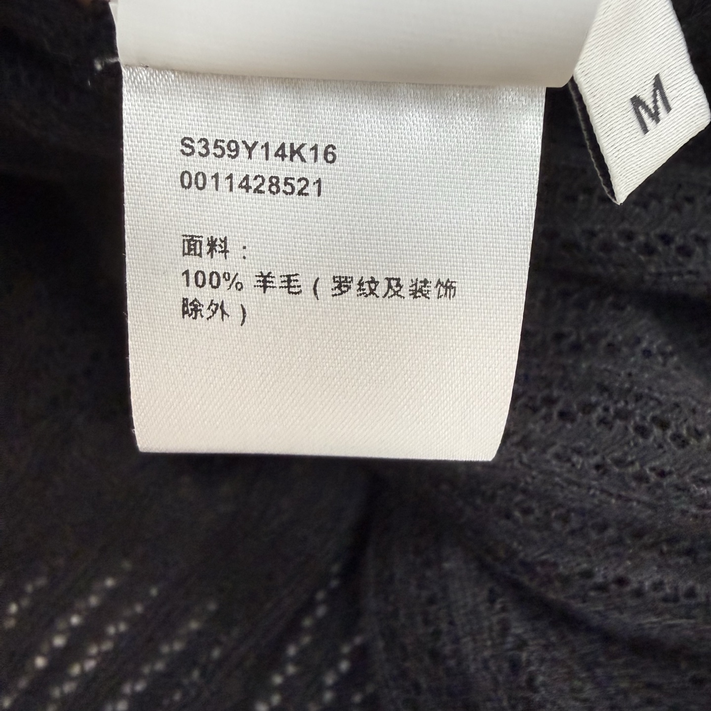 LW家 26秋季新款 不规则镂空刺绣针织衫，坑条镂空针织面料，通透松弛，上身轻盈不闷，撞色立体刺绣标识，辨识度拉满，做不