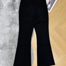Dio*🏠2026早秋新款 小蜜蜂刺绣微喇长裤 简约高级的早秋必入单品 高腰剪裁设计 轻松拉长双腿线条 版型利落贴合腰腹 Dio*🏠2026早秋新款 小蜜蜂刺绣微喇长裤 简约高级的早秋必入单品 高腰剪裁设计 轻松拉长双腿线条 版型利落贴合腰腹