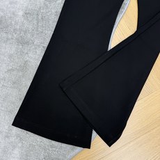 Dio*🏠2026早秋新款 小蜜蜂刺绣微喇长裤 简约高级的早秋必入单品 高腰剪裁设计 轻松拉长双腿线条 版型利落贴合腰腹 Dio*🏠2026早秋新款 小蜜蜂刺绣微喇长裤 简约高级的早秋必入单品 高腰剪裁设计 轻松拉长双腿线条 版型利落贴合腰腹