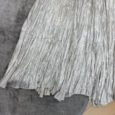小香家 2026早秋新款 褶皱不规则半裙 自带高级朦胧质感 是早秋氛围感必备单品 独特的肌理压褶工艺 自然随性的不规则裙 小香家 2026早秋新款 褶皱不规则半裙 自带高级朦胧质感 是早秋氛围感必备单品 独特的肌理压褶工艺 自然随性的不规则裙
