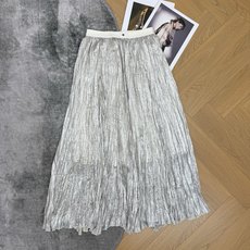 小香家 2026早秋新款 褶皱不规则半裙 自带高级朦胧质感 是早秋氛围感必备单品 独特的肌理压褶工艺 自然随性的不规则裙 小香家 2026早秋新款 褶皱不规则半裙 自带高级朦胧质感 是早秋氛围感必备单品 独特的肌理压褶工艺 自然随性的不规则裙