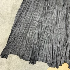小香家 2026早秋新款 褶皱不规则半裙 自带高级朦胧质感 是早秋氛围感必备单品 独特的肌理压褶工艺 自然随性的不规则裙 小香家 2026早秋新款 褶皱不规则半裙 自带高级朦胧质感 是早秋氛围感必备单品 独特的肌理压褶工艺 自然随性的不规则裙