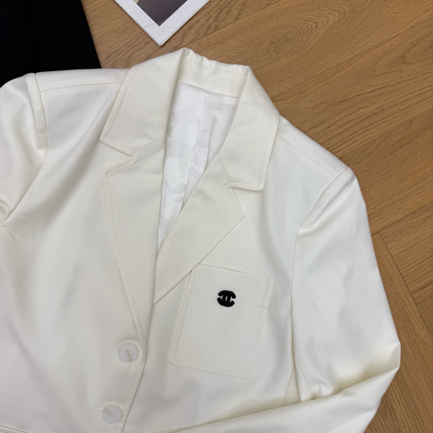 小香家 2026早秋新款 刺绣logo西装小外套 早秋精致通勤款 自带优雅高级质感 经典西装翻领利落大气 logo单排纽 小香家 2026早秋新款 刺绣logo西装小外套 早秋精致通勤款 自带优雅高级质感 经典西装翻领利落大气 logo单排纽