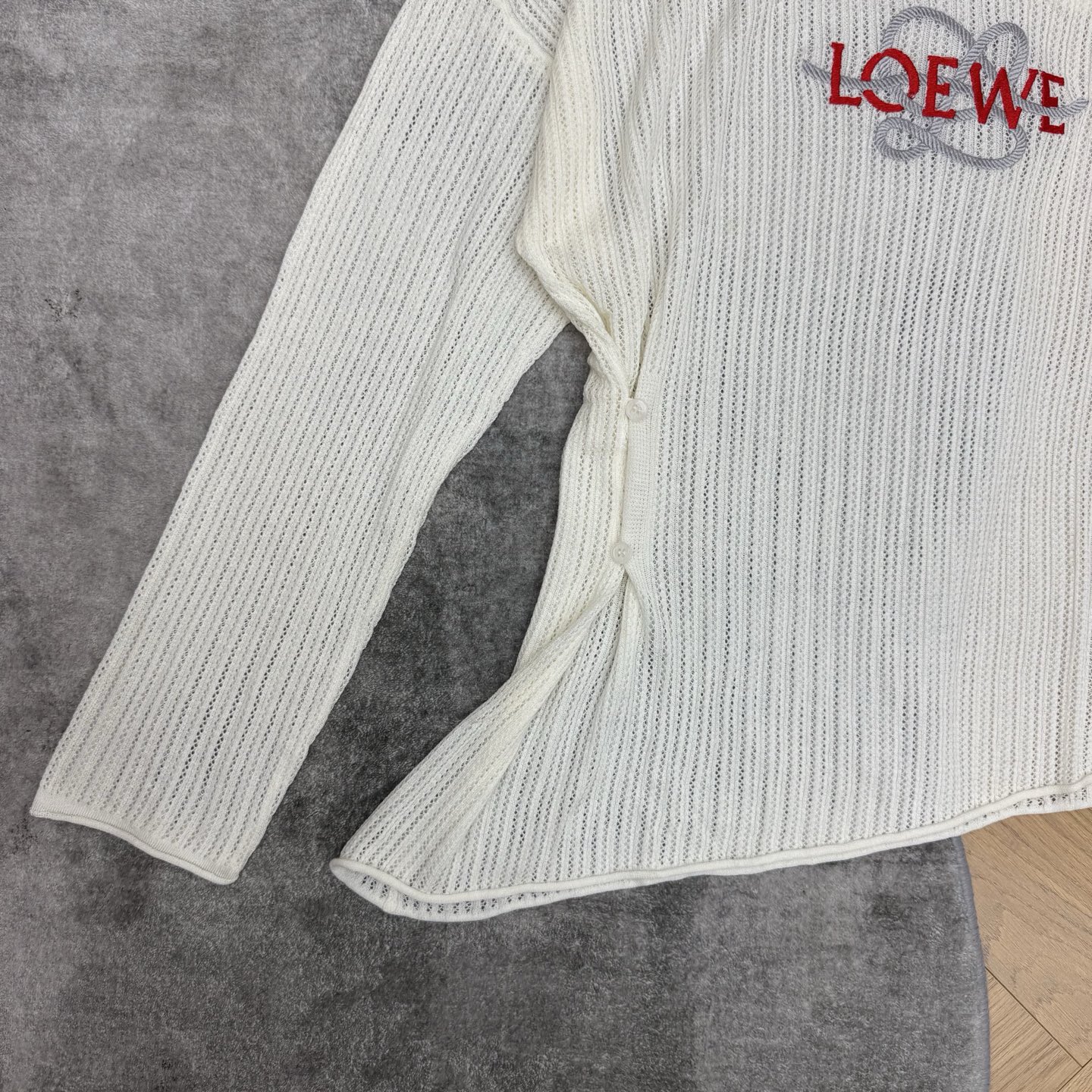LW家 26秋季新款 不规则镂空刺绣针织衫，坑条镂空针织面料，通透松弛，上身轻盈不闷，撞色立体刺绣标识，辨识度拉满，做不