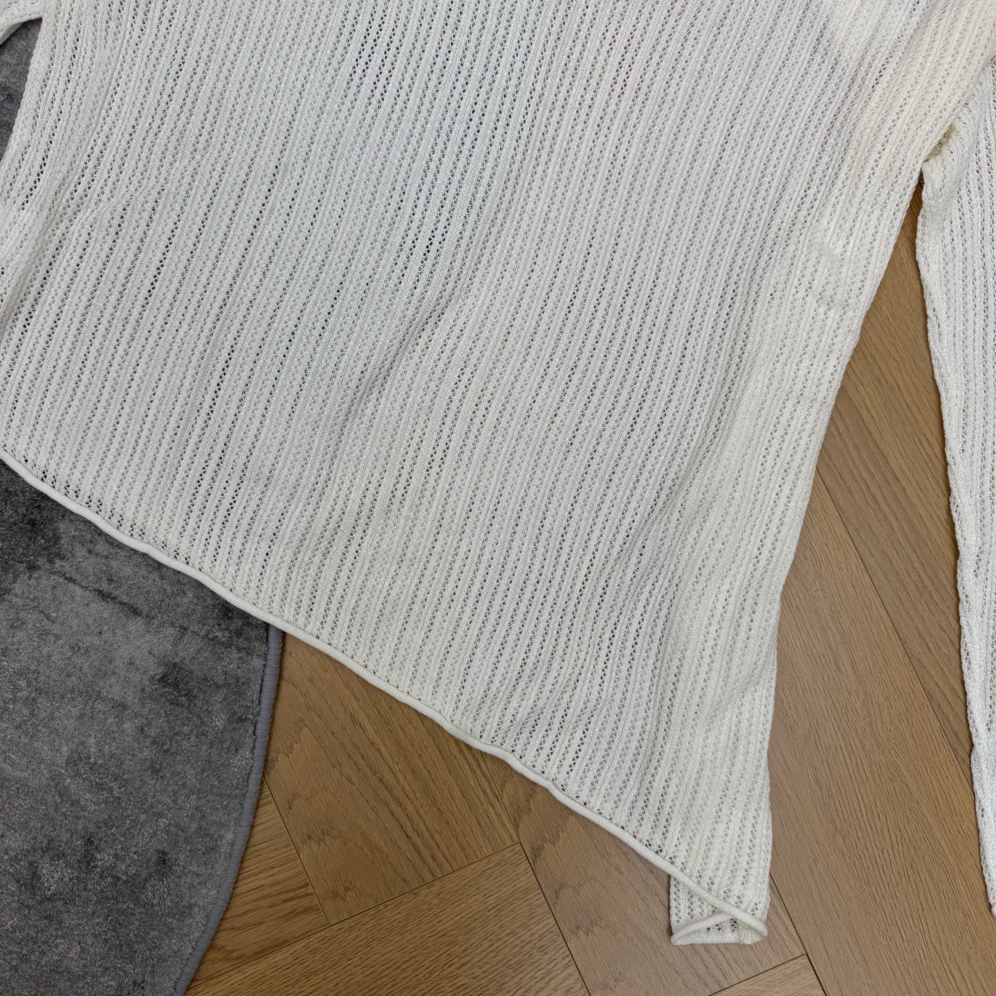 LW家 26秋季新款 不规则镂空刺绣针织衫，坑条镂空针织面料，通透松弛，上身轻盈不闷，撞色立体刺绣标识，辨识度拉满，做不