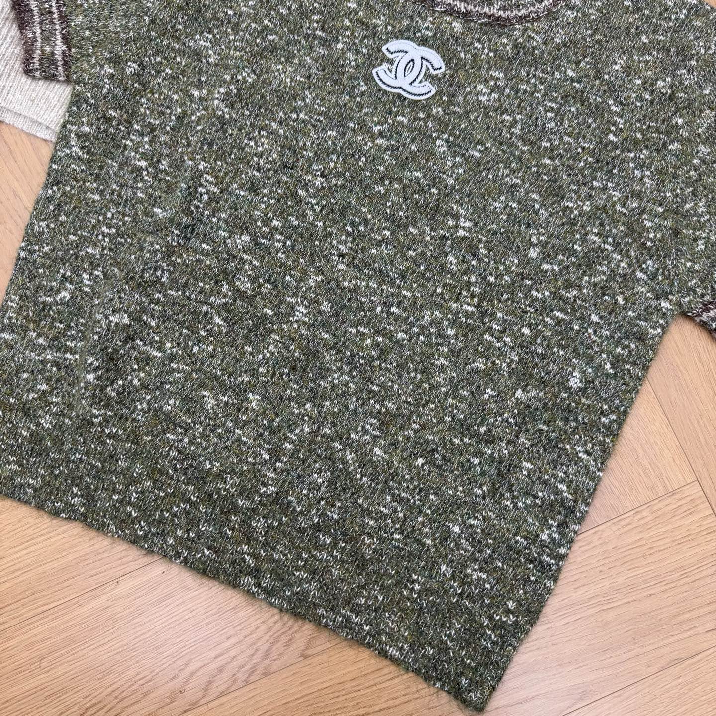 小香家 26早秋新款 花纱短袖针织上衣，复古撞色条纹圆领，细闪花纱面料自带氛围感，经典双C刺绣标识，精致感拉满，短款合身