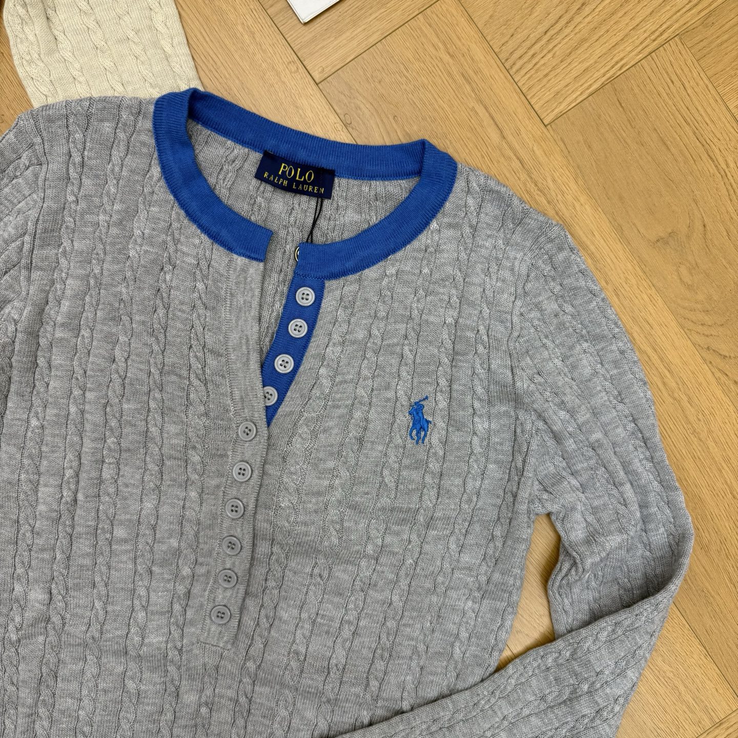 POLO 26早秋新款 绞花亨利领针织长袖，经典麻花绞花肌理，软糯亲肤，上身修身显瘦，撞色包边圆领+半开襟亨利扣门襟，复