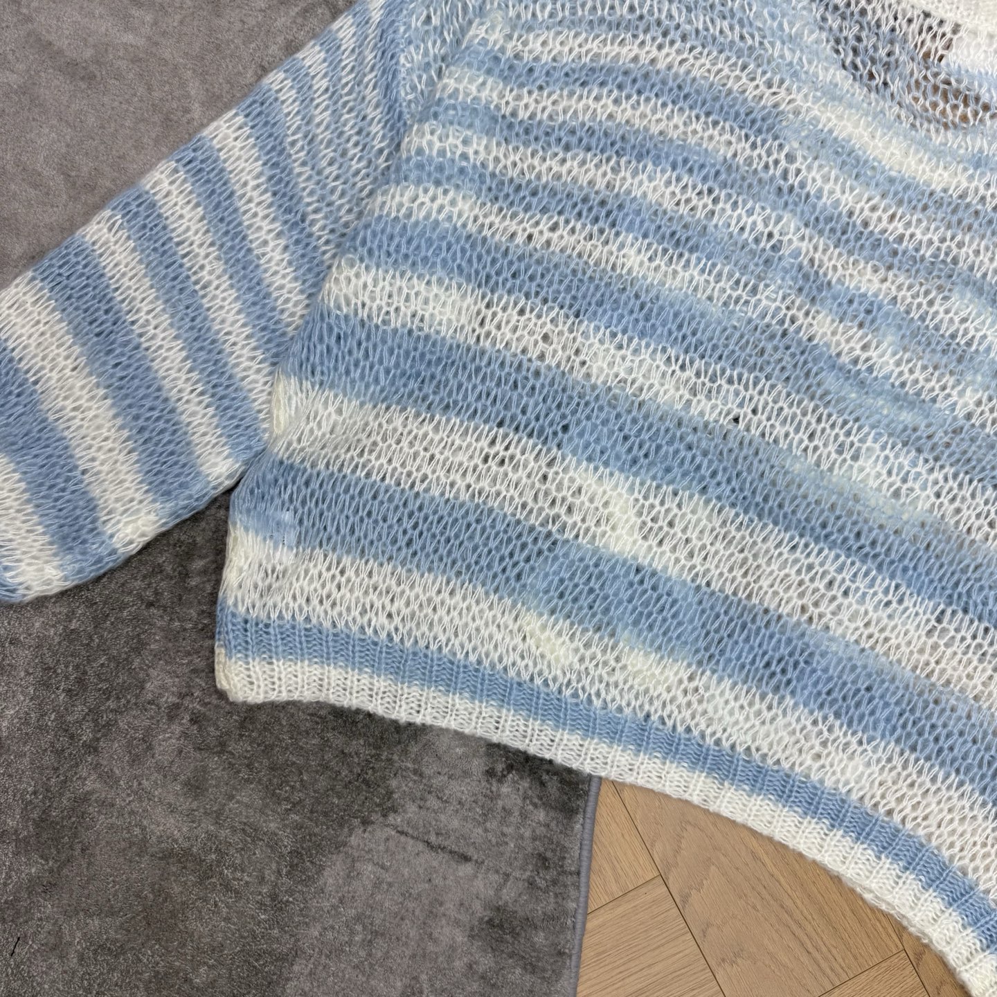 LW家 26早秋新款 条纹镂空针织长袖上衣,马海毛混纺镂空网眼面料,轻盈蓬松,自带朦胧透视感,温柔治愈,少女感拉满,胸前 LW家 26早秋新款 条纹镂空针织长袖上衣,马海毛混纺镂空网眼面料,轻盈蓬松,自带朦胧透视感,温柔治愈,少女感拉满,胸前