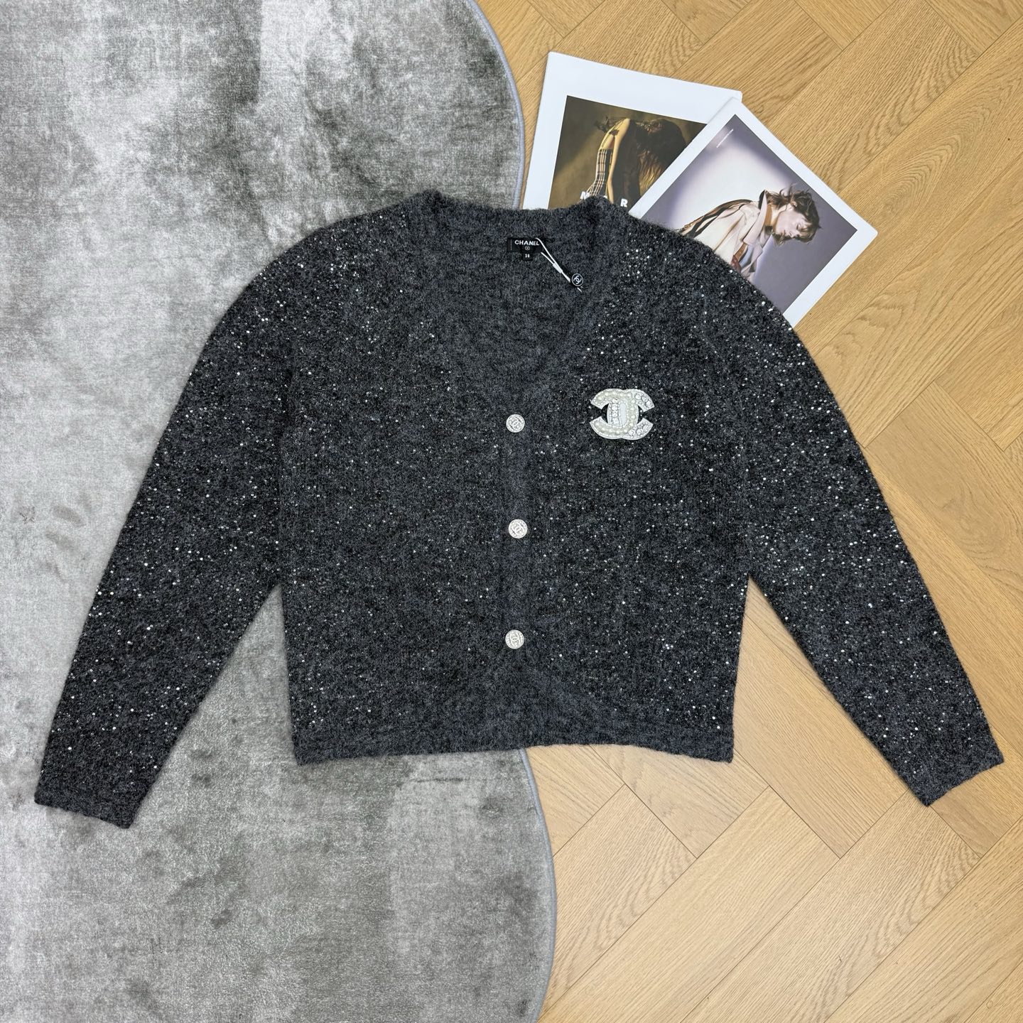 小香家 26秋季新品 细闪珠片V领针织开衫,混纺闪片纱线,布灵布灵自带细碎光泽✨V领经典开衫版型,修饰脖颈线条,胸口镶钻 小香家 26秋季新品 细闪珠片V领针织开衫,混纺闪片纱线,布灵布灵自带细碎光泽✨V领经典开衫版型,修饰脖颈线条,胸口镶钻