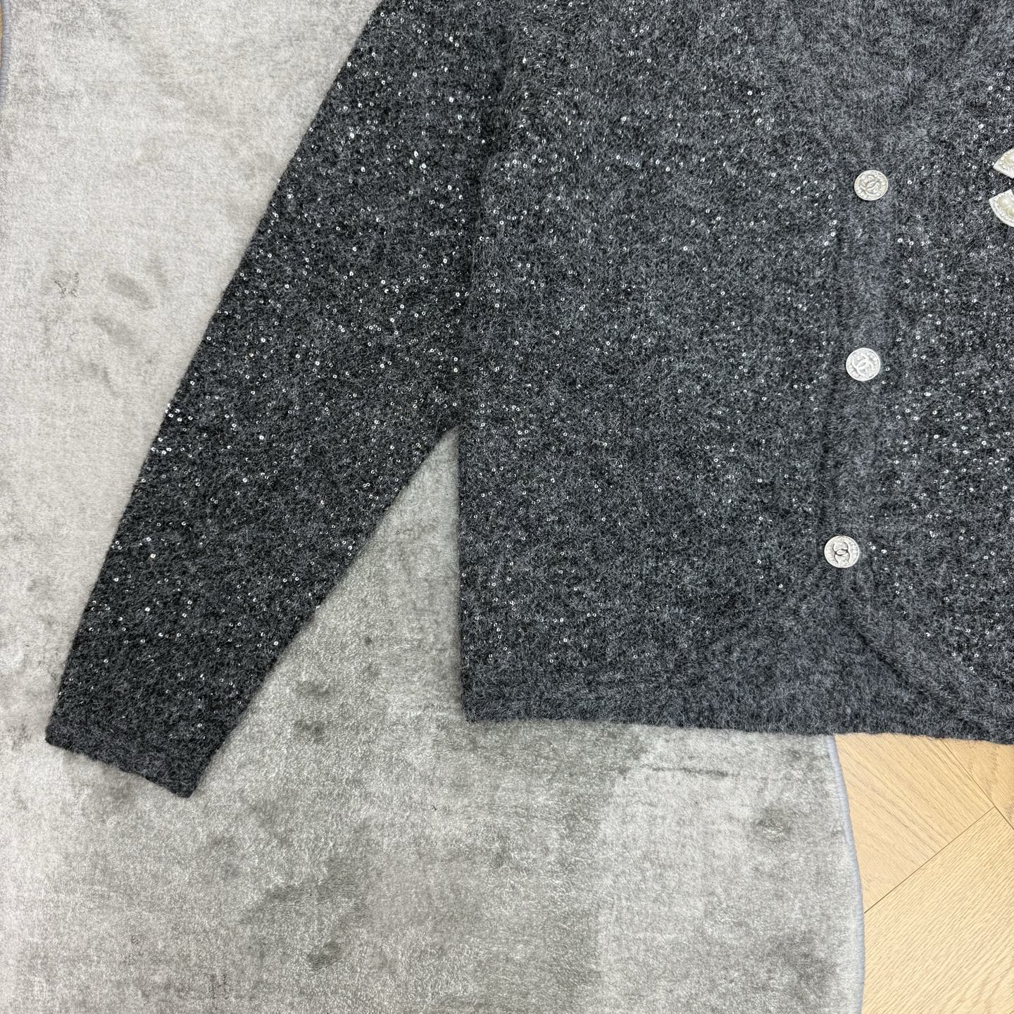 小香家 26秋季新品 细闪珠片V领针织开衫,混纺闪片纱线,布灵布灵自带细碎光泽✨V领经典开衫版型,修饰脖颈线条,胸口镶钻 小香家 26秋季新品 细闪珠片V领针织开衫,混纺闪片纱线,布灵布灵自带细碎光泽✨V领经典开衫版型,修饰脖颈线条,胸口镶钻