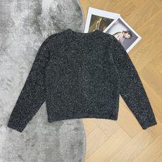 小香家 26秋季新品 细闪珠片V领针织开衫,混纺闪片纱线,布灵布灵自带细碎光泽✨V领经典开衫版型,修饰脖颈线条,胸口镶钻 小香家 26秋季新品 细闪珠片V领针织开衫,混纺闪片纱线,布灵布灵自带细碎光泽✨V领经典开衫版型,修饰脖颈线条,胸口镶钻