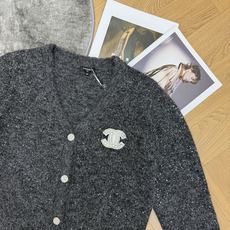 小香家 26秋季新品 细闪珠片V领针织开衫,混纺闪片纱线,布灵布灵自带细碎光泽✨V领经典开衫版型,修饰脖颈线条,胸口镶钻 小香家 26秋季新品 细闪珠片V领针织开衫,混纺闪片纱线,布灵布灵自带细碎光泽✨V领经典开衫版型,修饰脖颈线条,胸口镶钻