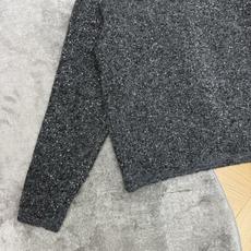 小香家 26秋季新品 细闪珠片V领针织开衫,混纺闪片纱线,布灵布灵自带细碎光泽✨V领经典开衫版型,修饰脖颈线条,胸口镶钻 小香家 26秋季新品 细闪珠片V领针织开衫,混纺闪片纱线,布灵布灵自带细碎光泽✨V领经典开衫版型,修饰脖颈线条,胸口镶钻