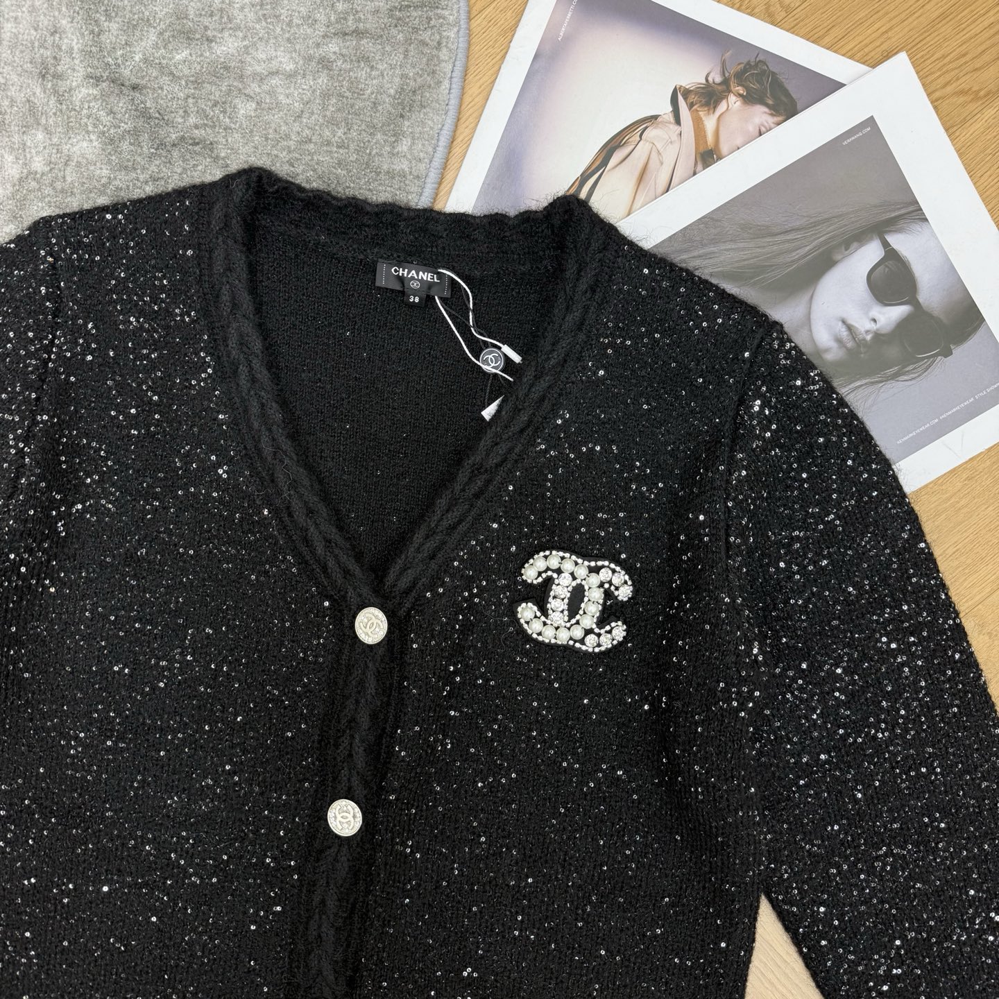 小香家 26秋季新品 细闪珠片V领针织开衫，混纺闪片纱线，布灵布灵自带细碎光泽✨V领经典开衫版型，修饰脖颈线条，胸口镶钻