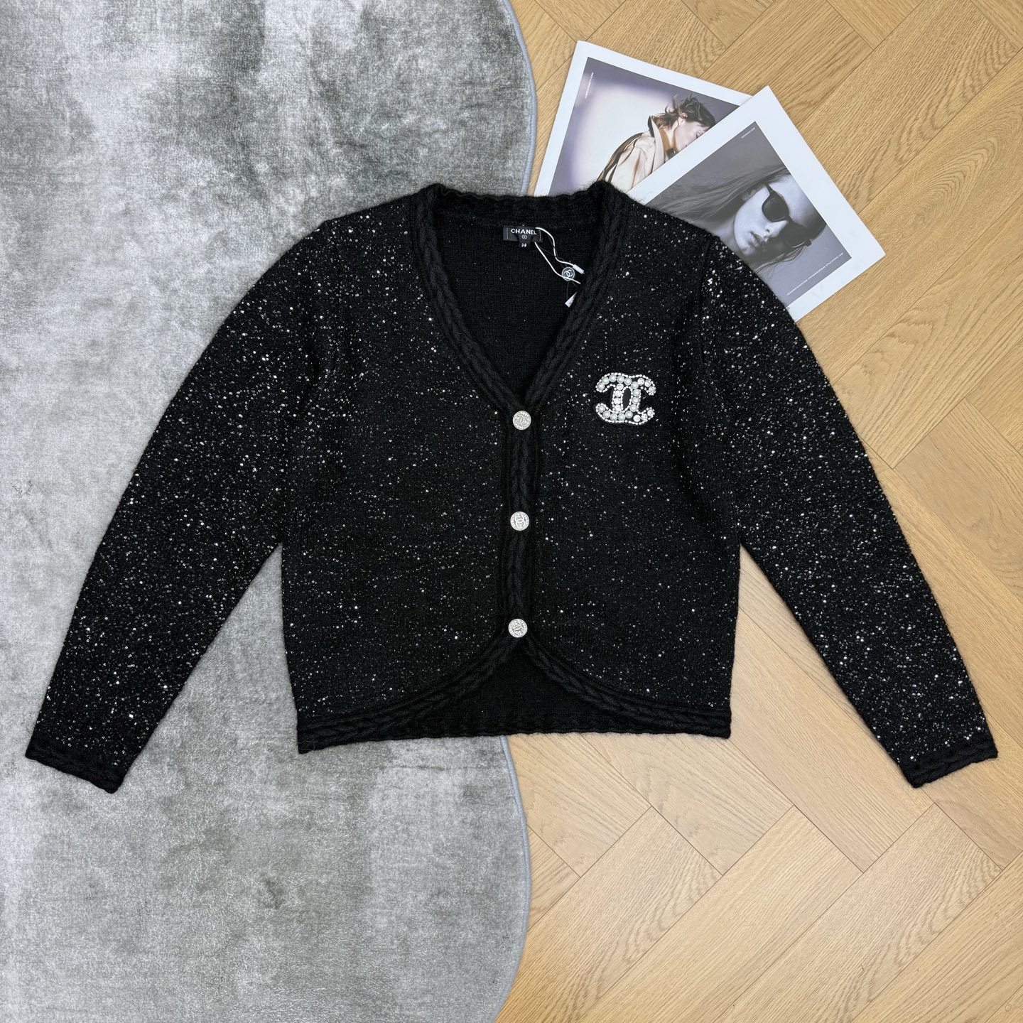 小香家 26秋季新品 细闪珠片V领针织开衫，混纺闪片纱线，布灵布灵自带细碎光泽✨V领经典开衫版型，修饰脖颈线条，胸口镶钻