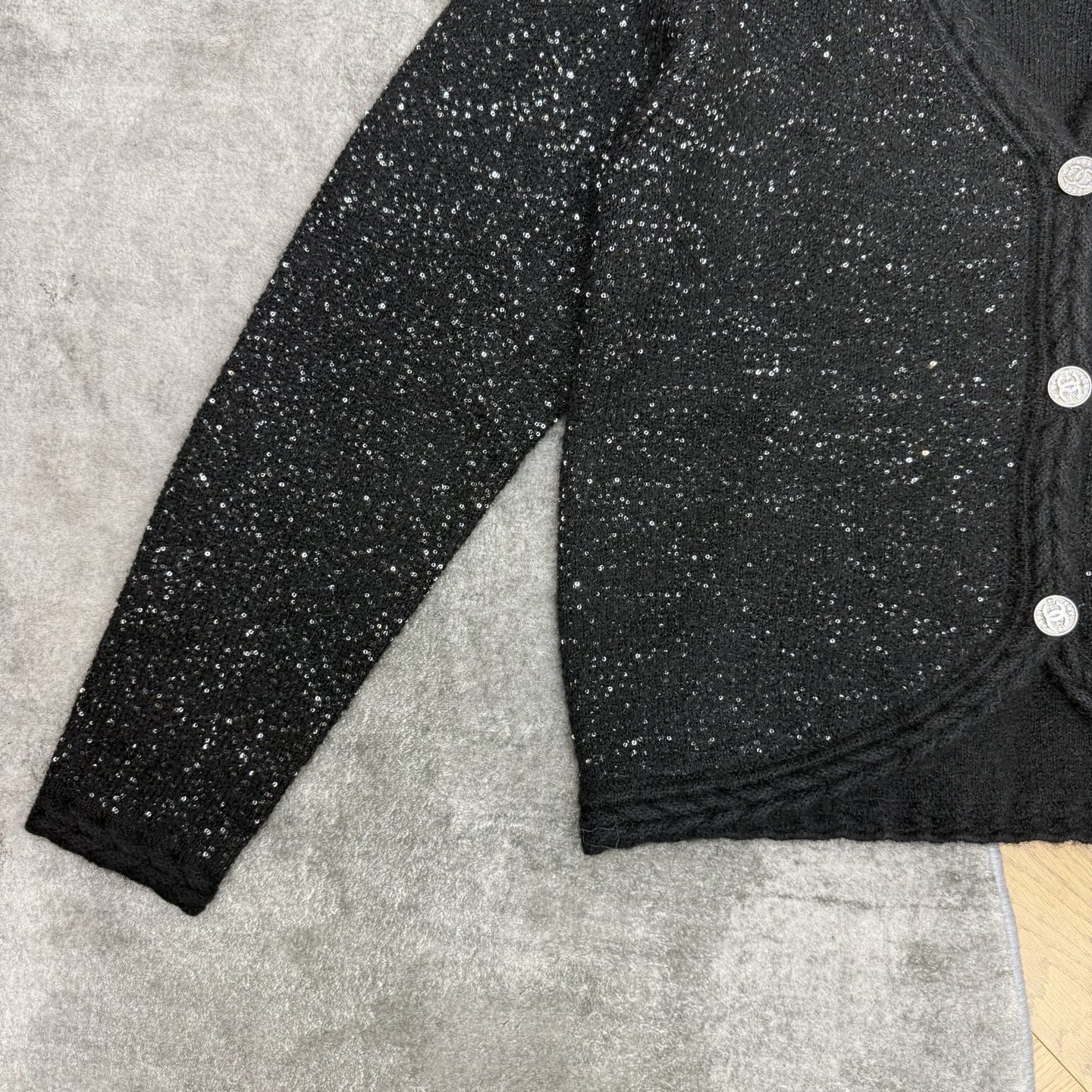小香家 26秋季新品 细闪珠片V领针织开衫，混纺闪片纱线，布灵布灵自带细碎光泽✨V领经典开衫版型，修饰脖颈线条，胸口镶钻