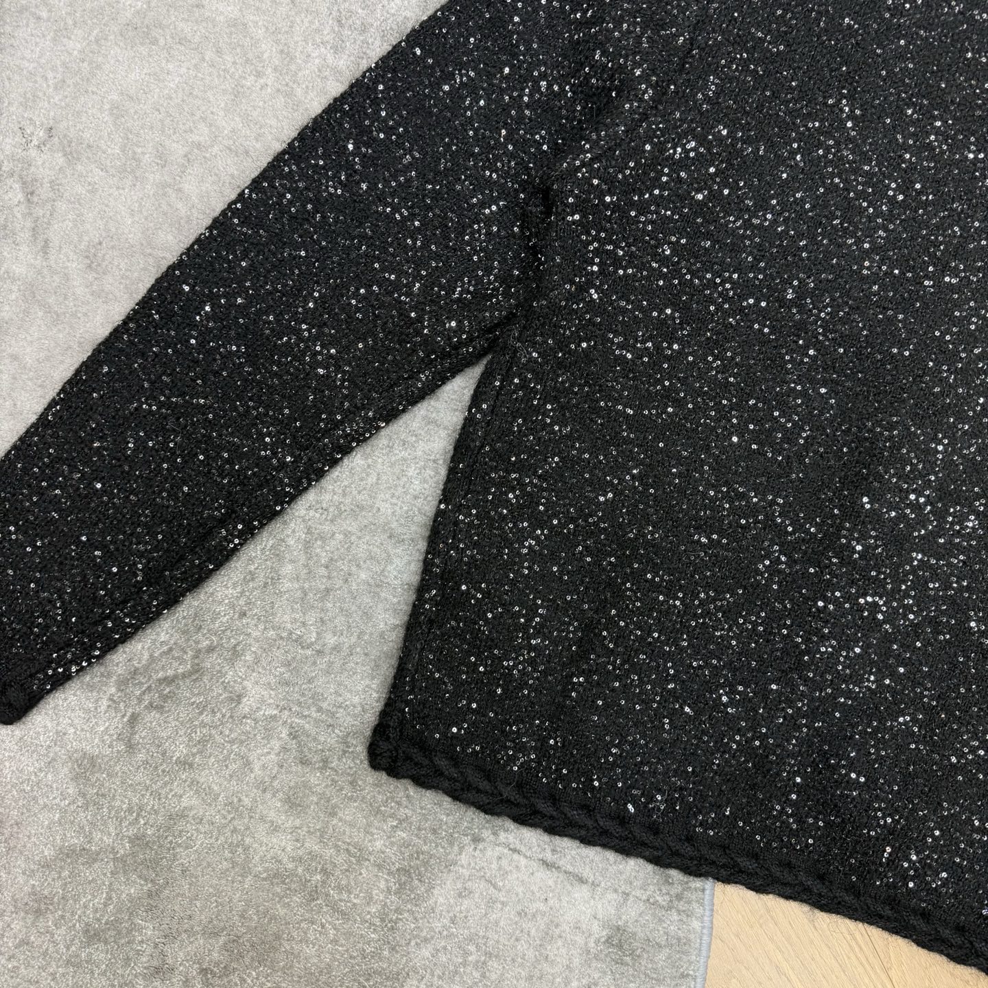 小香家 26秋季新品 细闪珠片V领针织开衫，混纺闪片纱线，布灵布灵自带细碎光泽✨V领经典开衫版型，修饰脖颈线条，胸口镶钻