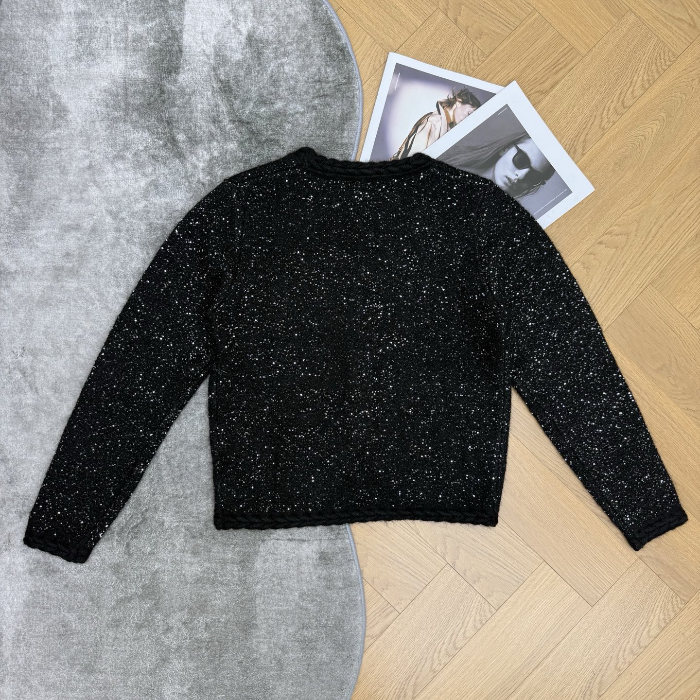小香家 26秋季新品 细闪珠片V领针织开衫，混纺闪片纱线，布灵布灵自带细碎光泽✨V领经典开衫版型，修饰脖颈线条，胸口镶钻