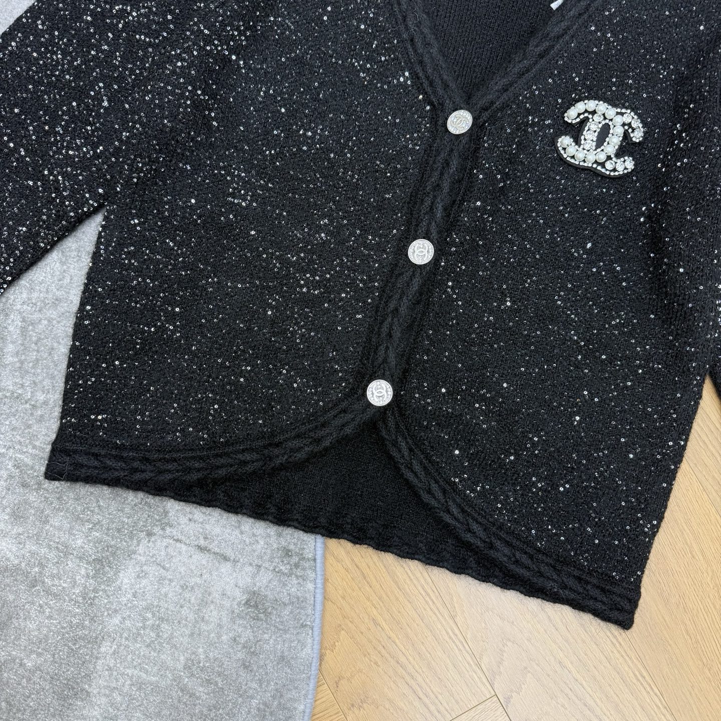 小香家 26秋季新品 细闪珠片V领针织开衫，混纺闪片纱线，布灵布灵自带细碎光泽✨V领经典开衫版型，修饰脖颈线条，胸口镶钻