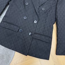 Gucc*🏠 2026早秋新款 GG提花双排扣西装外套 定制YB进口提花材质 厚实挺括 肌理饱满 沿用平驳领双排扣开 Gucc*🏠 2026早秋新款 GG提花双排扣西装外套 定制YB进口提花材质 厚实挺括 肌理饱满 沿用平驳领双排扣开