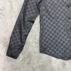 Gucc*🏠 2026早秋新款 GG提花翻领衬衫 定制YB进口提花材质 顺滑垂坠 光泽细腻 沿用翻领单排扣开襟设计 配合 Gucc*🏠 2026早秋新款 GG提花翻领衬衫 定制YB进口提花材质 顺滑垂坠 光泽细腻 沿用翻领单排扣开襟设计 配合