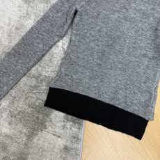 Miu家 26早秋新款 假两件针织开衫,细坑条针织面料,软糯亲肤,修身显瘦,圆领单排同色系纽扣,简约高级,胸前立体miu Miu家 26早秋新款 假两件针织开衫,细坑条针织面料,软糯亲肤,修身显瘦,圆领单排同色系纽扣,简约高级,胸前立体miu