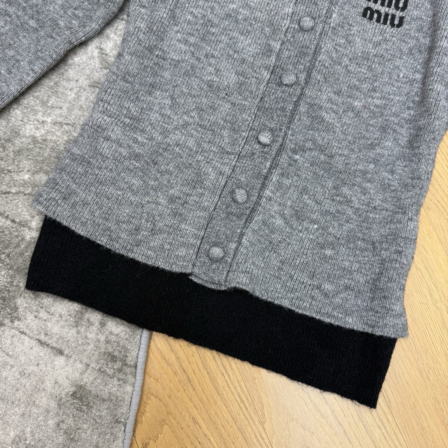 Miu家 26早秋新款 假两件针织开衫,细坑条针织面料,软糯亲肤,修身显瘦,圆领单排同色系纽扣,简约高级,胸前立体miu Miu家 26早秋新款 假两件针织开衫,细坑条针织面料,软糯亲肤,修身显瘦,圆领单排同色系纽扣,简约高级,胸前立体miu