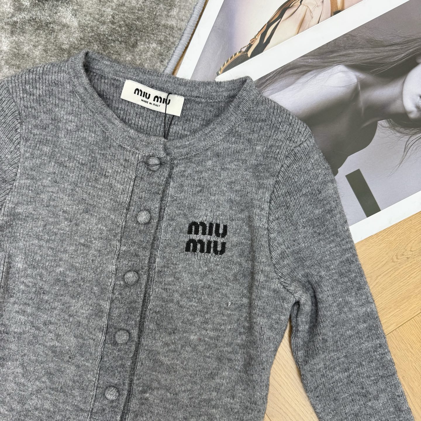 Miu家 26早秋新款 假两件针织开衫,细坑条针织面料,软糯亲肤,修身显瘦,圆领单排同色系纽扣,简约高级,胸前立体miu Miu家 26早秋新款 假两件针织开衫,细坑条针织面料,软糯亲肤,修身显瘦,圆领单排同色系纽扣,简约高级,胸前立体miu