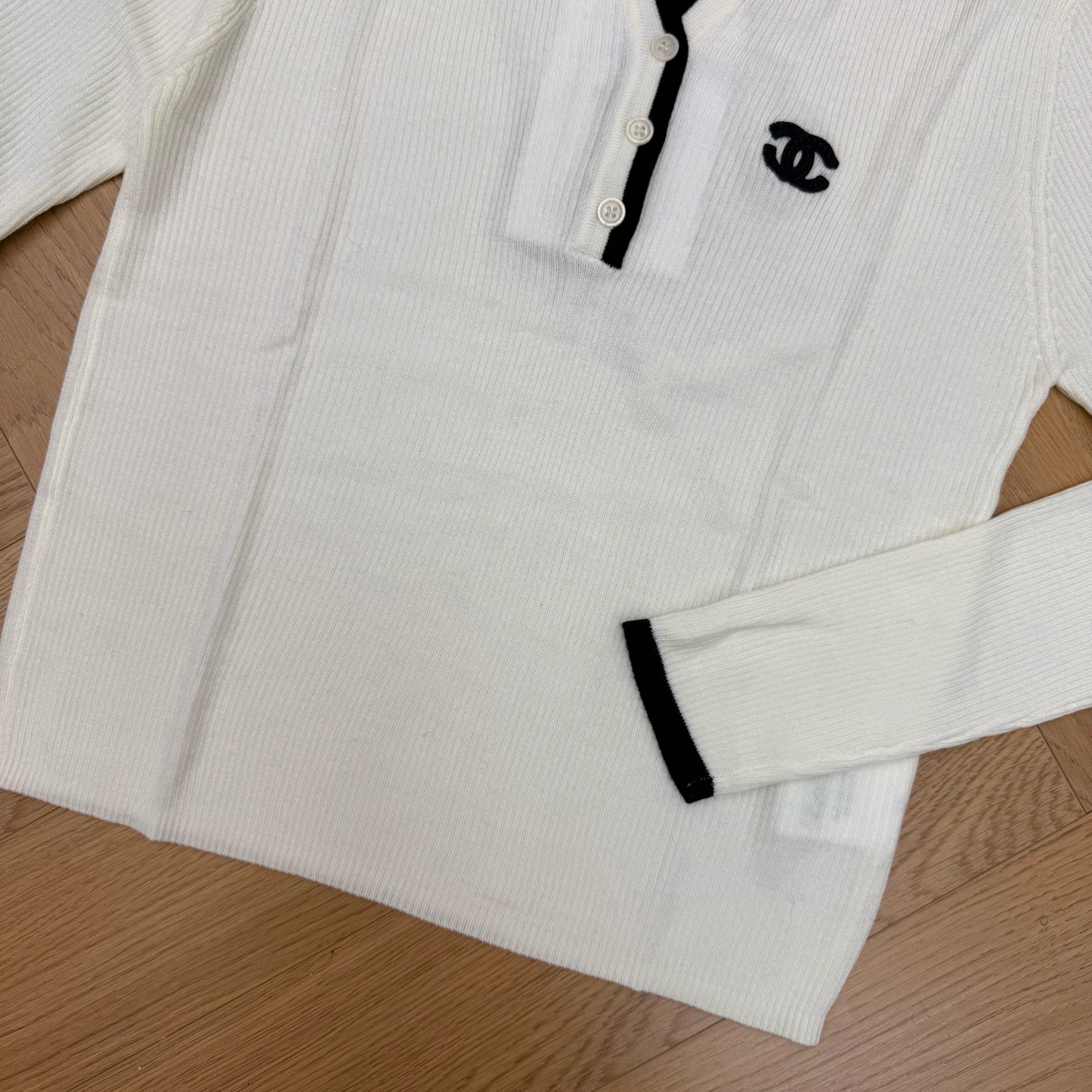 小香家 26早秋新款 Polo领针织长袖上衣,细腻竖坑条面料,修身弹力好,上身显瘦显线条,Polo翻领+半开襟V型门襟, 小香家 26早秋新款 Polo领针织长袖上衣,细腻竖坑条面料,修身弹力好,上身显瘦显线条,Polo翻领+半开襟V型门襟,