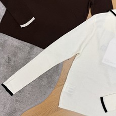 小香家 26早秋新款 Polo领针织长袖上衣,细腻竖坑条面料,修身弹力好,上身显瘦显线条,Polo翻领+半开襟V型门襟, 小香家 26早秋新款 Polo领针织长袖上衣,细腻竖坑条面料,修身弹力好,上身显瘦显线条,Polo翻领+半开襟V型门襟,