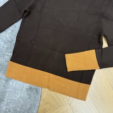 小香家 26早秋新款 大翻领斜扣针织长袖上衣,细腻竖坑条面料,弹力修身,上身显瘦显线条,复古大翻领设计,搭配橘黄装饰纽扣 小香家 26早秋新款 大翻领斜扣针织长袖上衣,细腻竖坑条面料,弹力修身,上身显瘦显线条,复古大翻领设计,搭配橘黄装饰纽扣