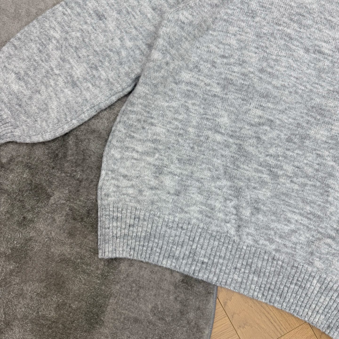 LW家 26早秋新款 立体花朵刺绣圆领针织长袖，花纱羊毛面料，蓬松软糯，自带温柔氛围感，衣身多枚立体手工钩花蓝色小花，精