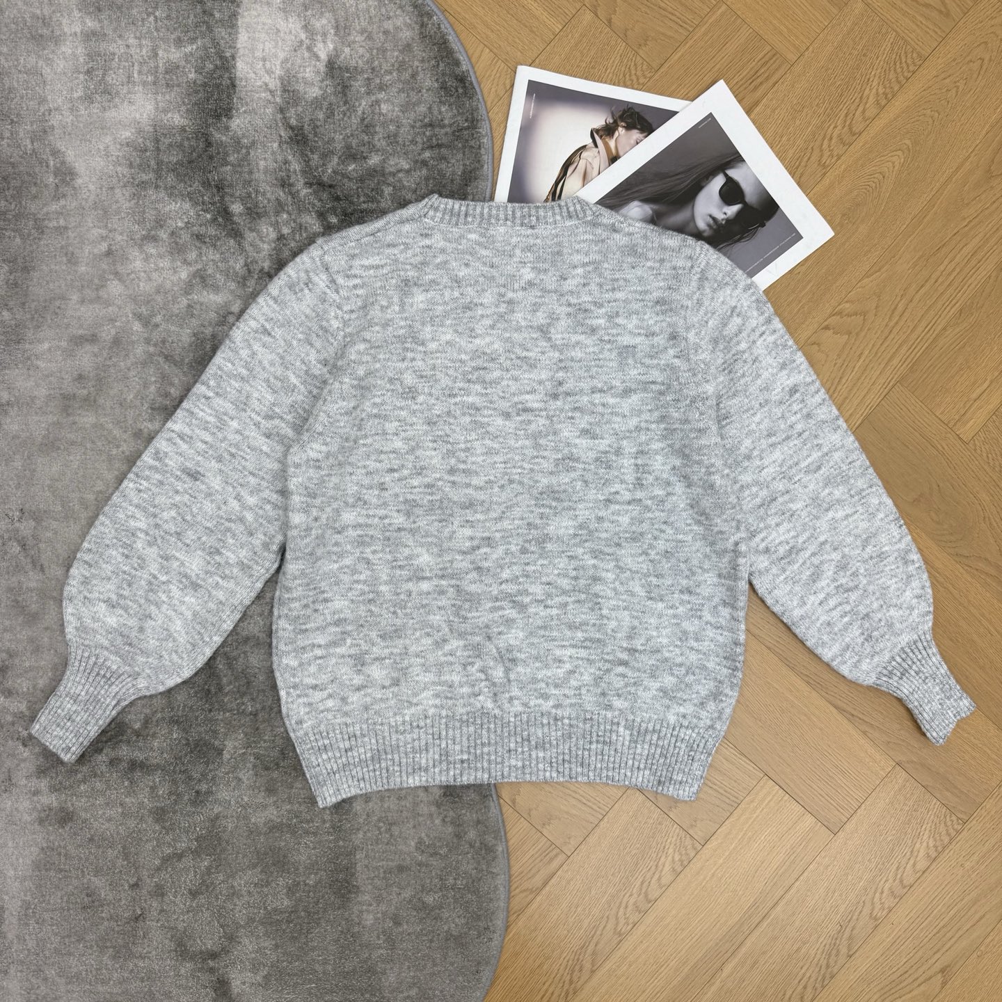 LW家 26早秋新款 立体花朵刺绣圆领针织长袖，花纱羊毛面料，蓬松软糯，自带温柔氛围感，衣身多枚立体手工钩花蓝色小花，精