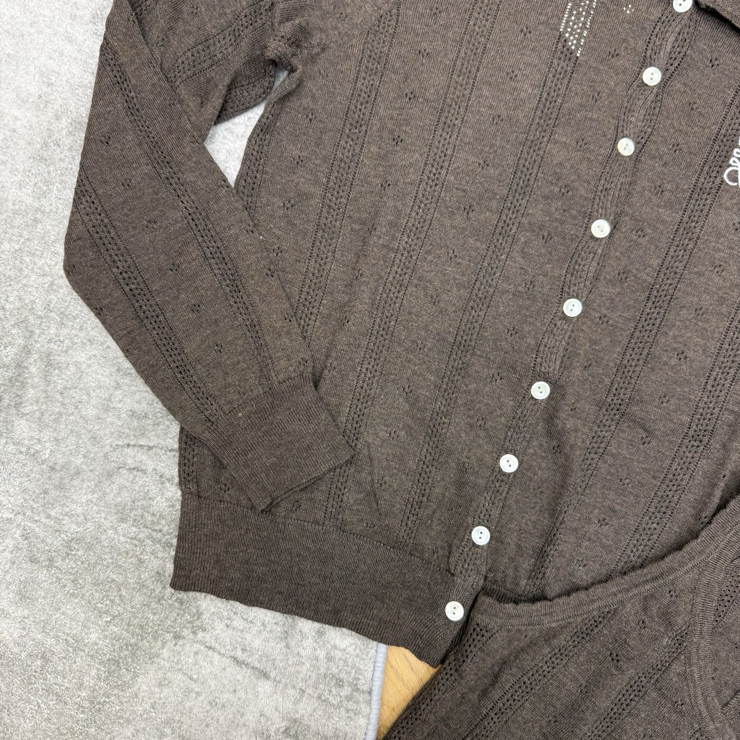 LW家 26早秋新款 镂空针织两件套，开衫+吊带内搭，精致竖条镂空提花面料，轻薄透气，肌理感满满，翻领单排扣开衫，温柔知
