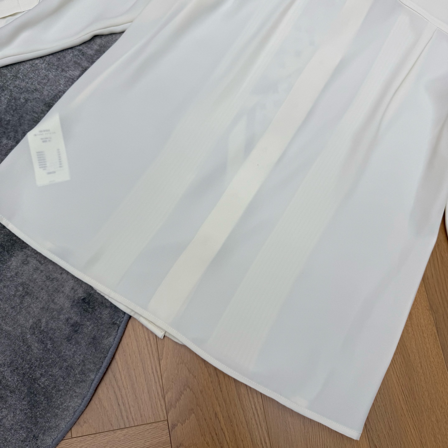 L家 26早秋新款 翻领长袖衬衫上衣 垂顺滑面料 上身轻薄透气 胸前立体压褶有层次感 搭配印花丝巾 精致氛围感拉满宽松版
