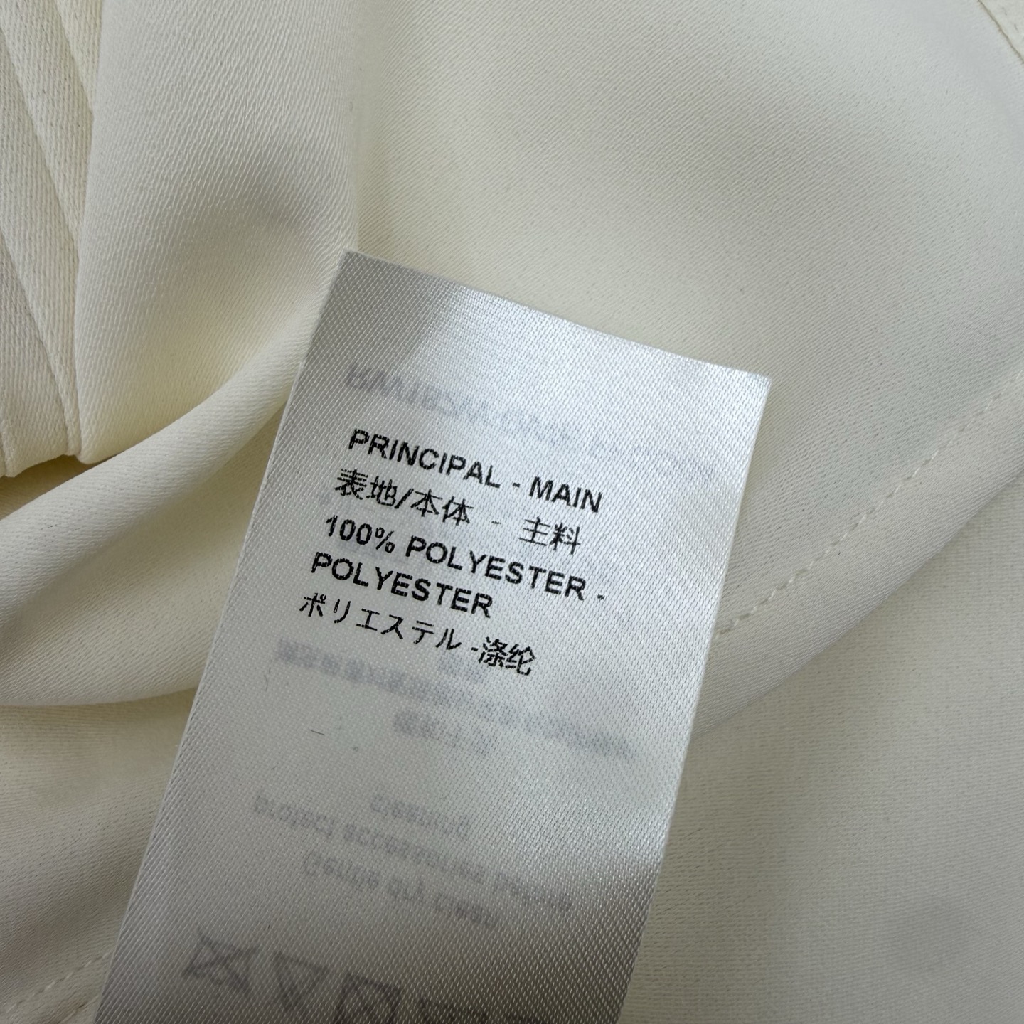 L家 26早秋新款 翻领长袖衬衫上衣 垂顺滑面料 上身轻薄透气 胸前立体压褶有层次感 搭配印花丝巾 精致氛围感拉满宽松版