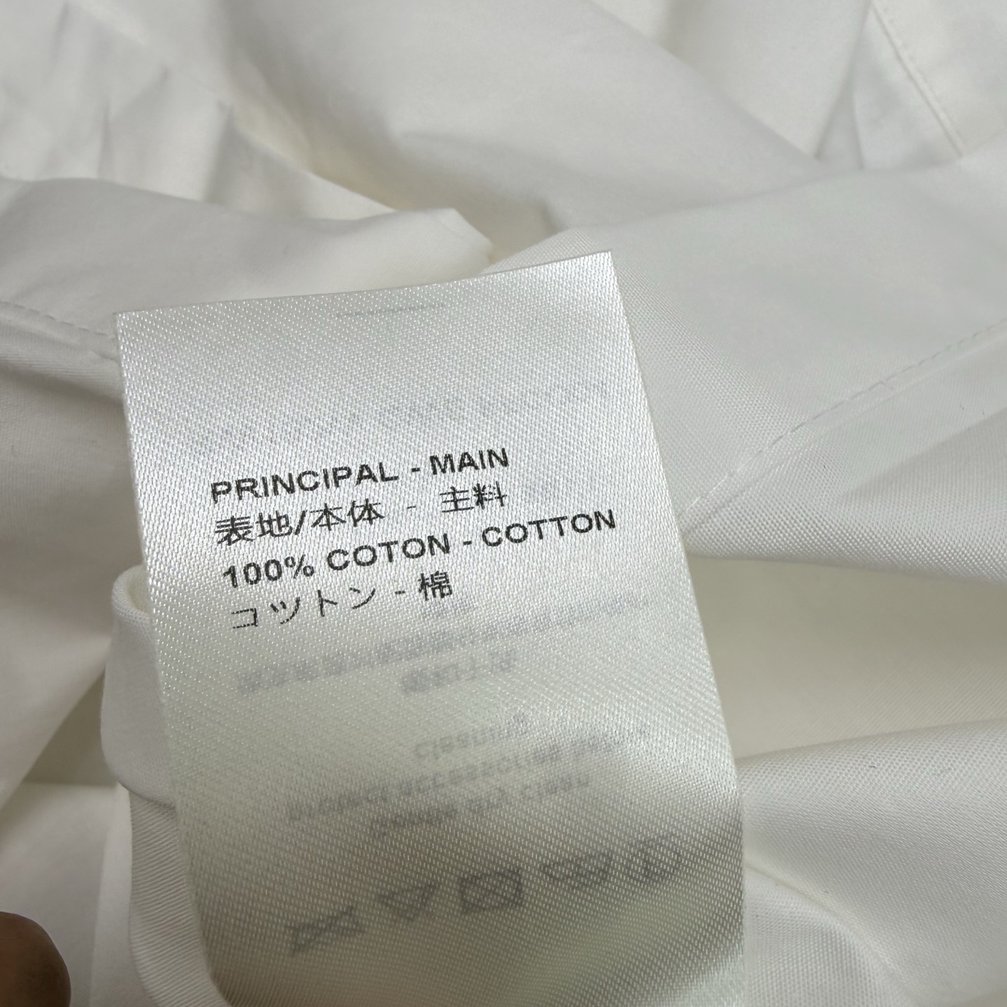 L家 26早秋新款 白色立领长袖衬衫 棉质面料挺括有型不易软塌 木耳边立领 暗门襟设计简约 弱化纽扣存在感 宽松直筒衣身